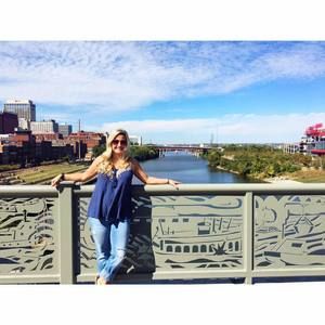 Meet your Posher, Lea