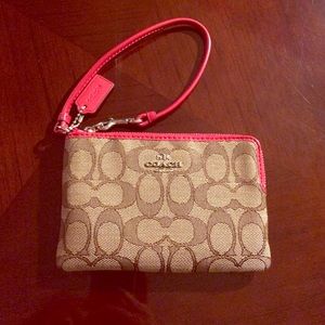 COACH CORNER ZIP WRISTLET IN SIGNATURE.