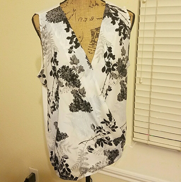 Sleeveless blouse for any occasion