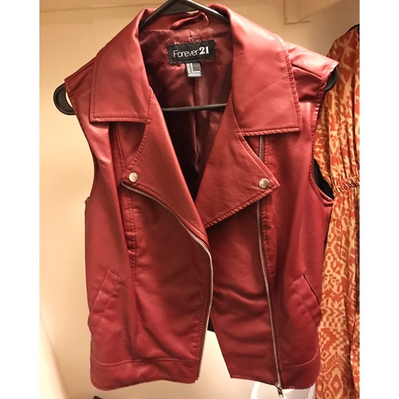 Red faux leather vest size M - Picture 2 of 2