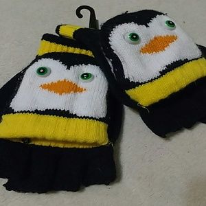 Confuzed Looking Pengin Gloves