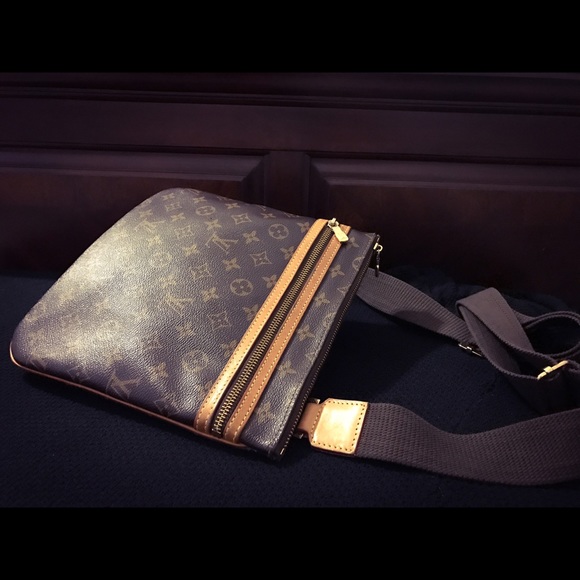 Louis Vuitton crossbody, brown. Not authentic.