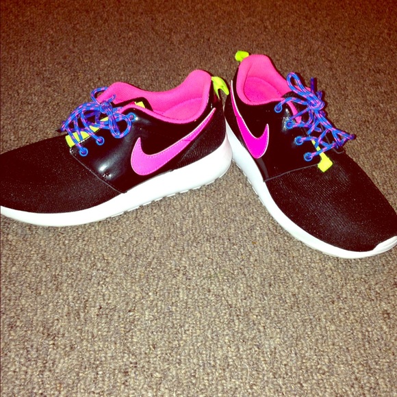 Nike Shoes - Nike roshe