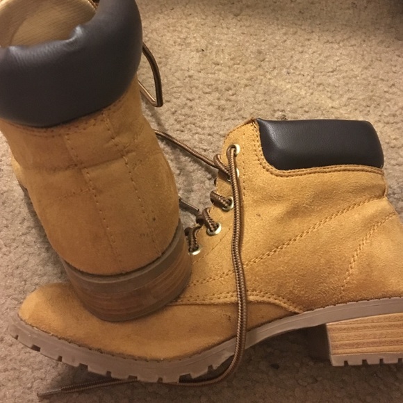 Shoes - Picture 3 of 4