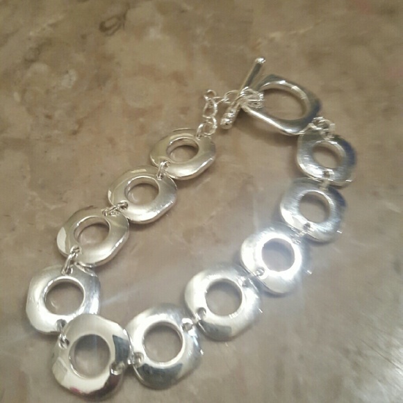 Silver loop bracelt