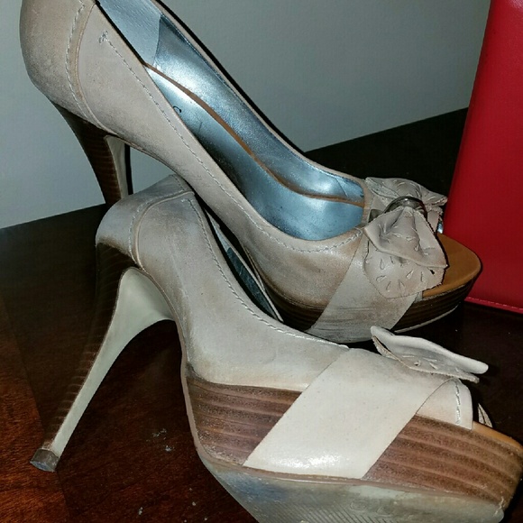 Peep toe shoes