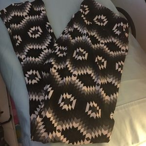 NWOT LuLaRoe black Aztec print leggings OS