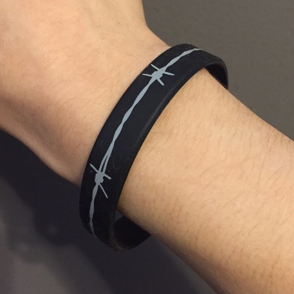 ✨Edgy Barbed Wire Rubber Bracelet✨