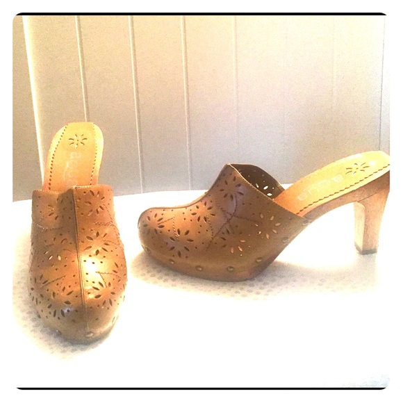 Aqua Size 9.5, sweet flower cut-out - Picture 1 of 2