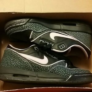 Nike air assault low sneakers