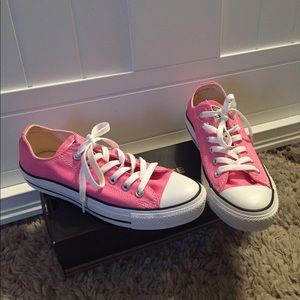 Pink converse sneakers Size 7