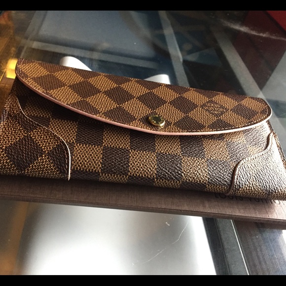 Louis Vuitton caissa in ballerina pink wallet