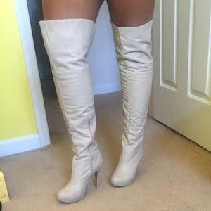 Over-the-knee boots👄