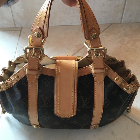 LOUIS VUITTON❣️
L E M leather Theda PM Bag - Picture 2 of 9