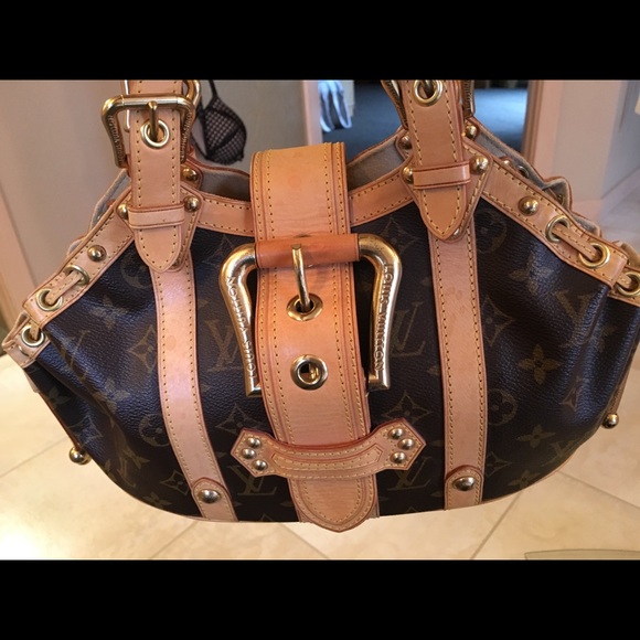 LOUIS VUITTON❣️
L E M leather Theda PM Bag - Picture 7 of 9