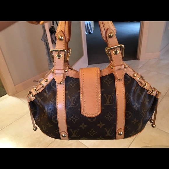 LOUIS VUITTON❣️
L E M leather Theda PM Bag - Picture 4 of 9