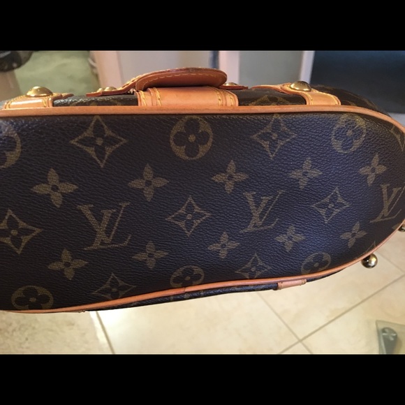 LOUIS VUITTON❣️
L E M leather Theda PM Bag - Picture 5 of 9