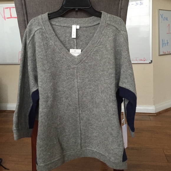 V-neck grey and navy sweater - Picture 1 of 4