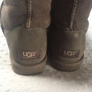 how much are uggs with buttons how much are uggs with buttons