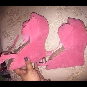 Velour pink wedges