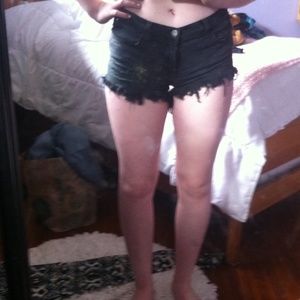 CUTE LITTLE BLACK SHORTS😘