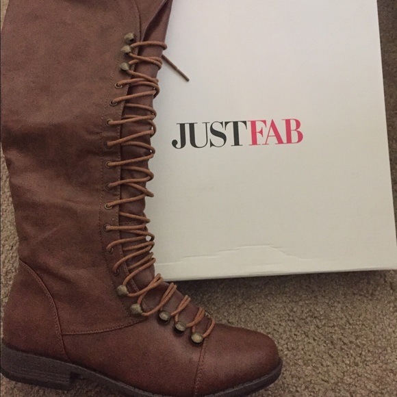 Flat cognac boots