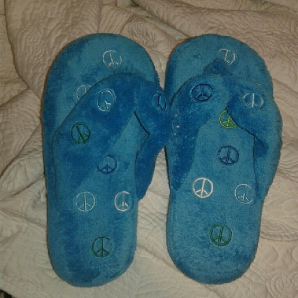 Aeropostale fuzzy bedroom slippers