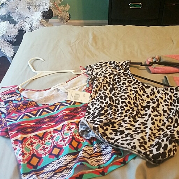 2 crop tops