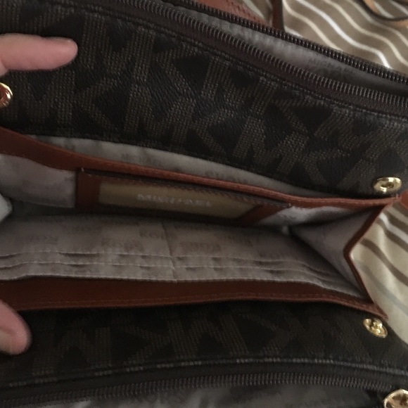 Monogram Michael Kors crossbody - Picture 2 of 4