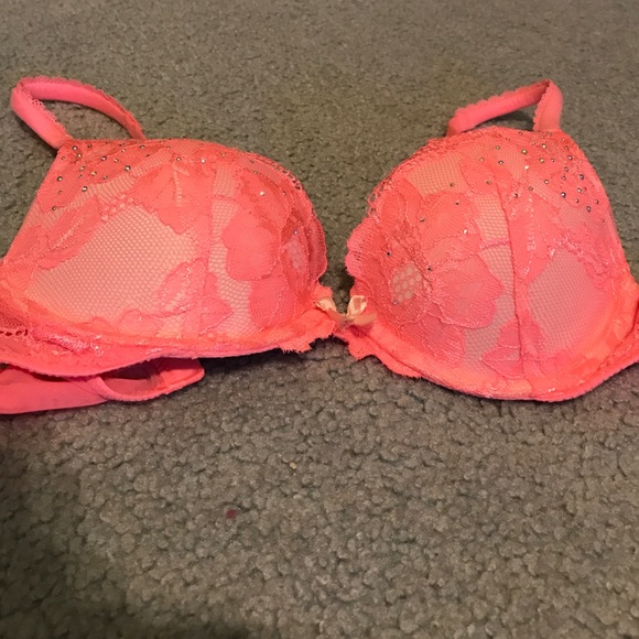 Victoria's Secret body by Victoria push up bra - Picture 1 of 3