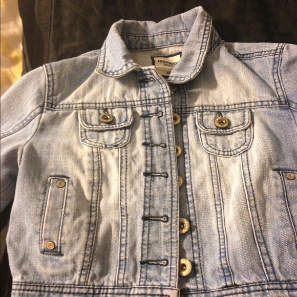 Cropped denim jacket with quarter length sleeves.