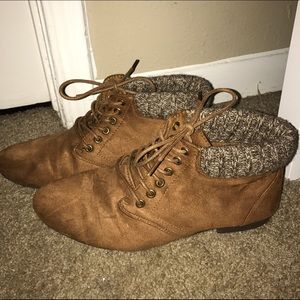 Sweater Lined Lace-up Booties ||| SZ 12
