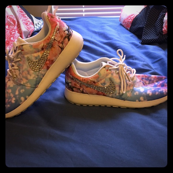 Swarovski Crystal Nike shoes, worn only one time.