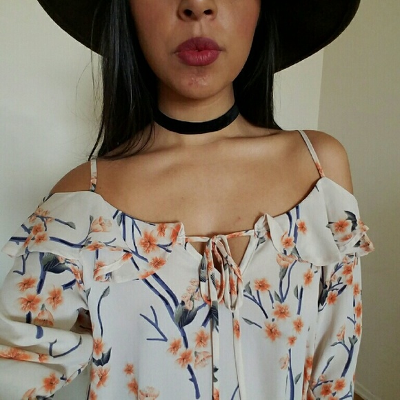 🍍FLASH SALE🍍BOHO CREAM FLORAL COLD SHOULDER TOP - Picture 3 of 4