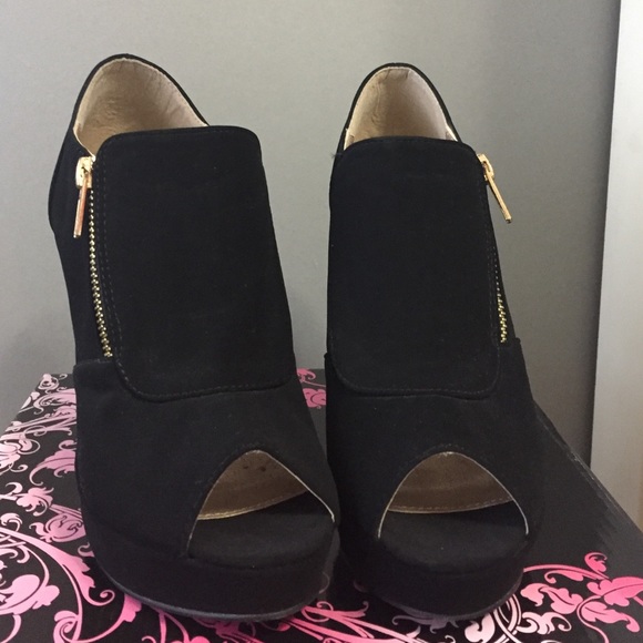 New Black peep toe heels - Picture 2 of 4