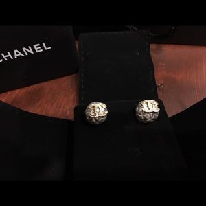 Pre-Owned Chanel cc logo stud earrings
