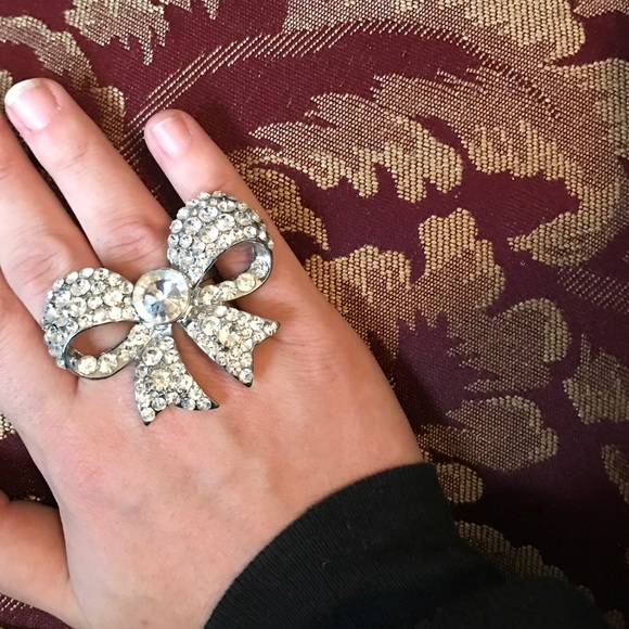 Rhinestone Bow Ring 💕