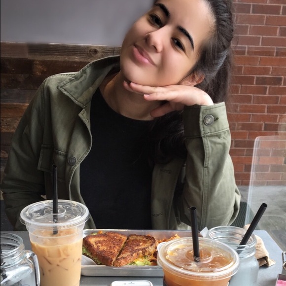 Meet Your Posher, Olivia! - Picture 1 of 2