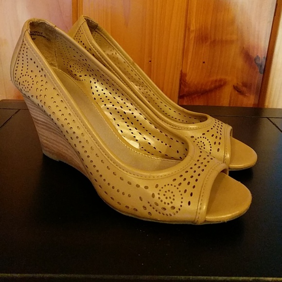 Nude pumps