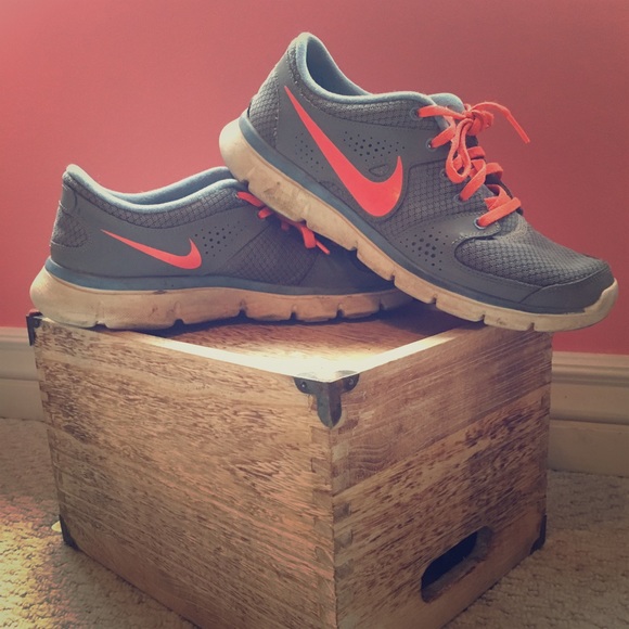 Nike Tennis Shoes