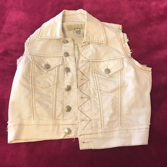 White sleeveless crop denim jacket