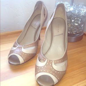 Tahari beige peep toe sandal