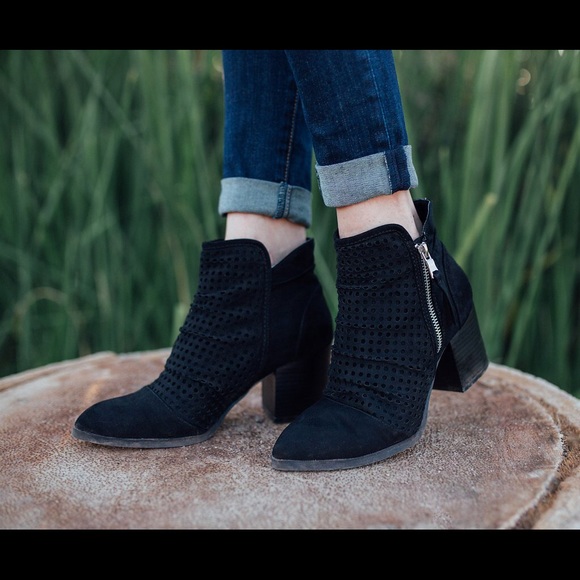 Black ankle bootie with zipper detail - Picture 2 of 4
