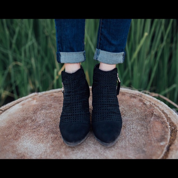 Black ankle bootie with zipper detail - Picture 3 of 4