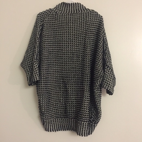 ✖️SOLD✖️Forever 21 Black & White Dolman Cardigan - Picture 2 of 4