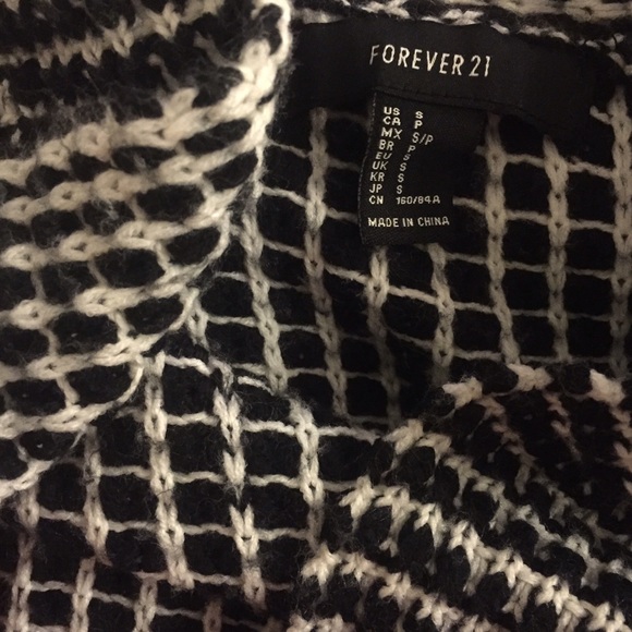 ✖️SOLD✖️Forever 21 Black & White Dolman Cardigan - Picture 3 of 4