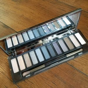 Brand new UD Naked Smoky Pallette