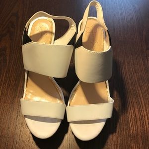 Jessica Simpson White & Gold Stilettos💛❄️