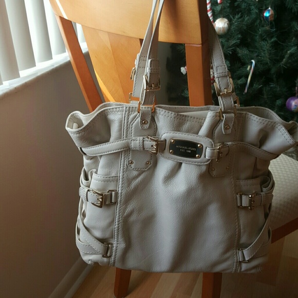 Authentic  Michael Kors Gansevoort Tote in Vanilla