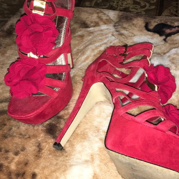 Red platforms - Picture 2 of 2